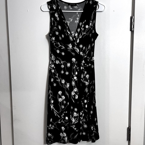 NWOT Hail3y:23 Womens Dress Size M Floral  Pullover Sleeveless Faux Wrap V-Neck - Picture 1 of 8